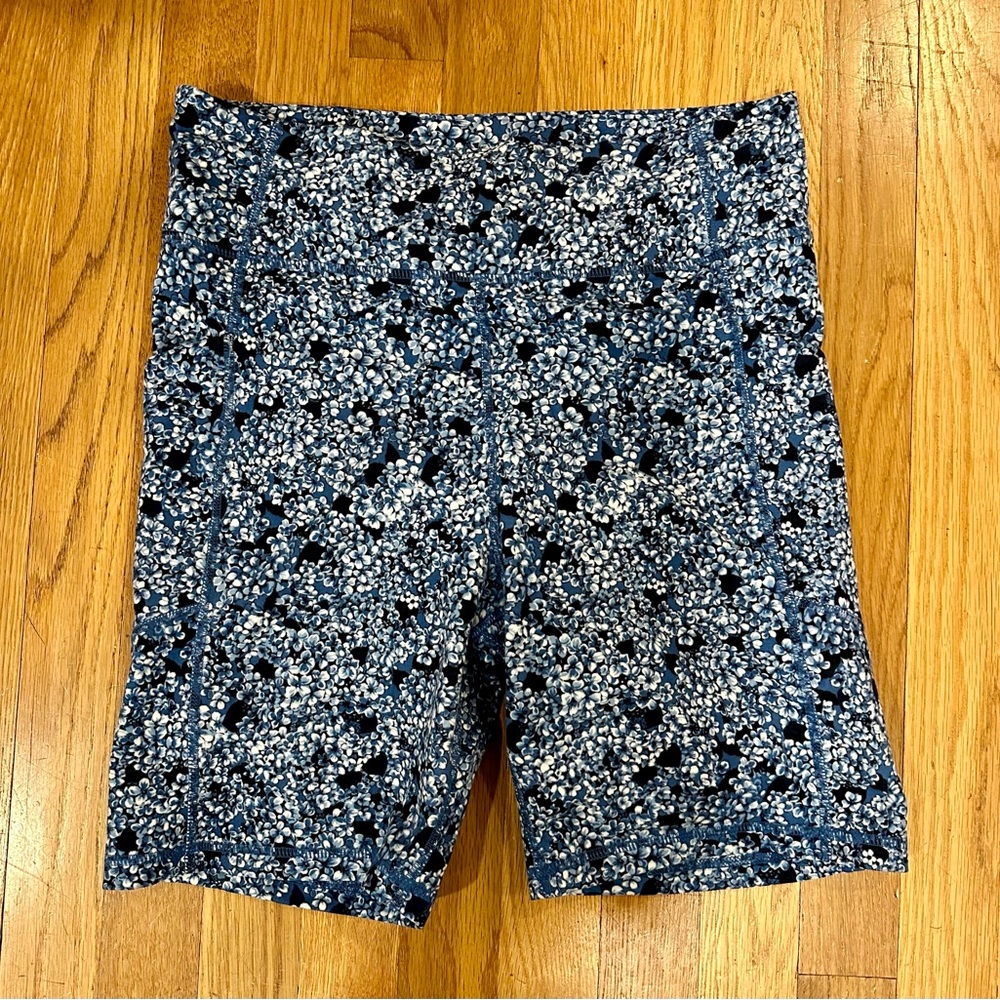 Tuckernuck hydrangea pattern bike shorts Large